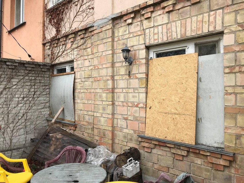 Prekriveni prozori na sobama kuće u Kijevu