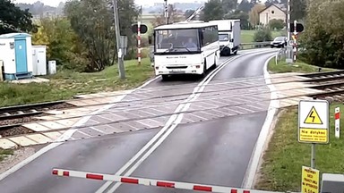 Kierowca zignorował czerwone światło na przejeździe kolejowym. Autobus przytrzasnął szlaban