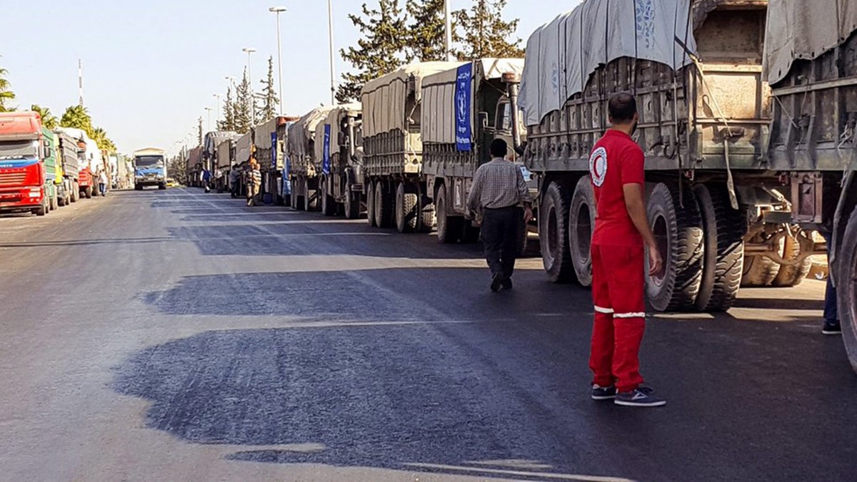 Wieczorem doszło do ostrzału z powietrza ciężarówek z pomocą humanitarną ONZ dla prowincji Aleppo. W ataku w Urm al-Kubra zginęło 12 osób: wolontariuszy i kierowców – podało biuro wysłannika ONZ Staffana de Mistury. Całkowity bilans ofiar - 36.