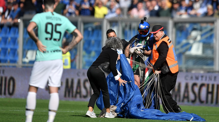 A férfi állítólag szándékosan választotta a futballpályát / Fotó: Profimedia-Reddot