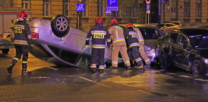 Wypadek w centrum Łodzi. Audi na dachu