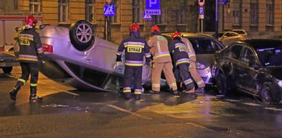 Wypadek w centrum Łodzi. Audi na dachu