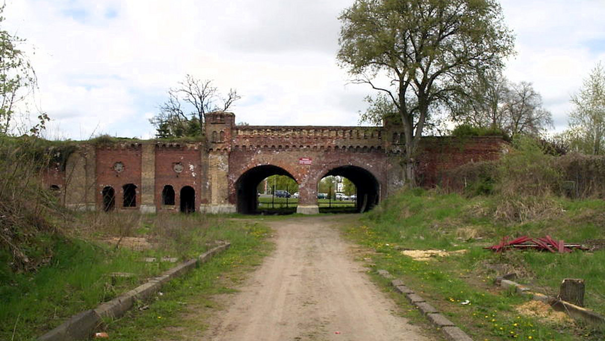 Podczas badań archeologicznych Starego Miasta w Kostrzynie nad Odrą (Lubuskie) naukowcy odkryli tunel ciągnący się wzdłuż jednego z murów dawnego zamku. W sobotę grupa badaczy zamierza sprawdzić, jakie tajemnice kryje podziemne przejście.