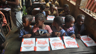100 tys. elementarzy trafiło do gwinejskich dzieci dzięki wrocławskiej zbiórce