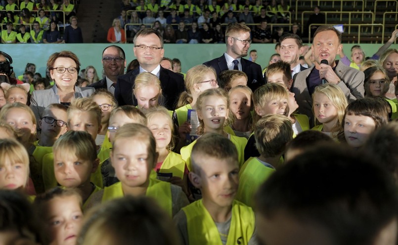 Kampanię na rzecz bezpieczeństwa pieszych na drogach "Dobrze Cię widzieć" zainaugurowali minister sprawiedliwości Zbigniew Ziobro i minister edukacji narodowej Anna Zalewska