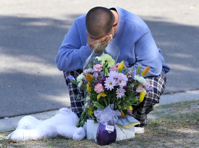 Jeremy Bush, brat zaginionego mężczyzny, składa kwiaty przed jego domem