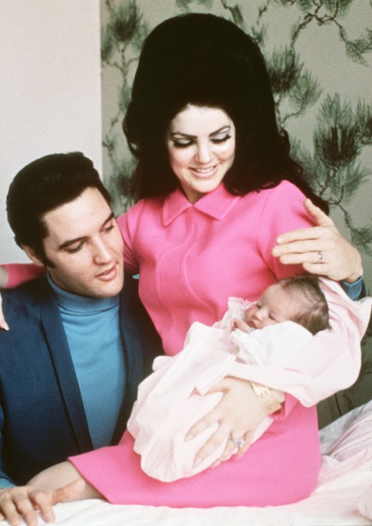 Elvis i Priscilla Presleyowie z córką