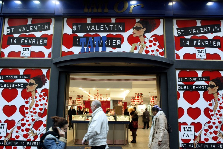 Francja tradycyjnie należy do krajów, w których związki zawodowe odgrywają ważną rolę. Co innego mówią jednak liczby: tylko 8 na 100 pracujących Francuzów wchodzi w skład jakiejś organizacji pracowniczej. Odsetek ten inaczej wygląda w sektorze publicznym (15 proc.), niż prywatnym (5 proc.) Siłą francuskich związków jest nie ilość, a jakość. Najważniejsi z ich przedstawicieli (np. Bernard Thibault ze związku CGT) to prawdziwe gwiazdy. Pod koniec zeszłego roku bezrobocie nad Sekwaną wynosiło 10,4 proc.  Na zdj. Francja, sklep z biżuterią w Paryżu