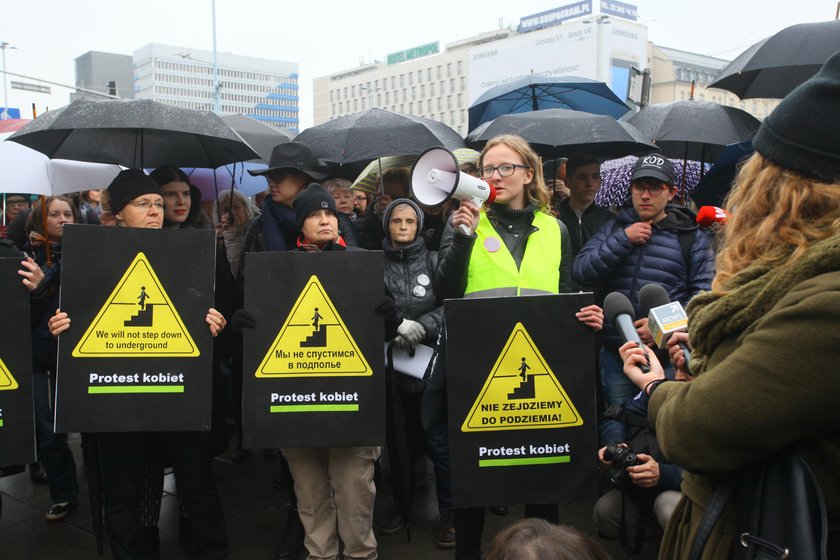 Ks. Marek Różycki o uczestniczkach czarnego protestu: głupie baby