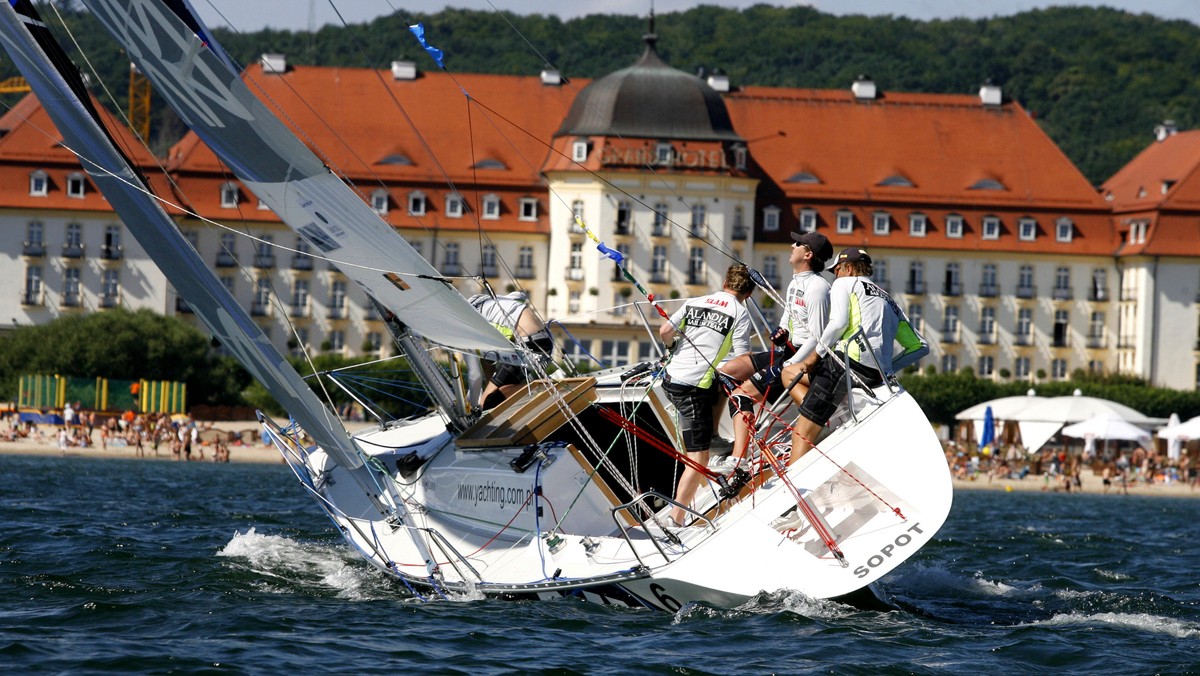 W dniach 12 -15 sierpnia 2010 na wodach wokół sopockiego mola odbędą się siódme regaty Sopot Match Race. Jak co roku, gościć będziemy sterników z czołówki światowego rankingu ISAF. Wśród nich, po raz pierwszy w siedmioletniej historii regat, Karola Jabłońskiego - najbardziej utytułowanego żeglarza polskiego jachtingu, uczestnika regat America's Cup i Louis Vuitton Trophy.