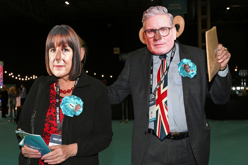 Članovi partije Reform sa maskama Kira Starmera i Rejčer RIvs na konferenciji u Birmingemu 6. septembra