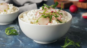 Szybka sałatka z serka wiejskiego od siostry Anastazji. Dobra nie tylko na śniadanie