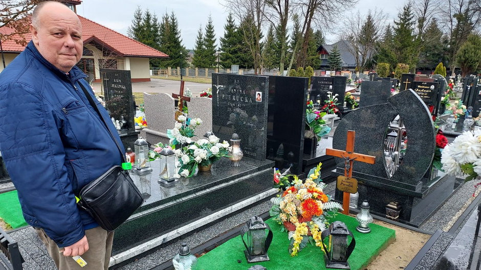 Sławomir Pawlik, założyciel "Stop cmentarnemu wyzyskowi", przy grobie ojca