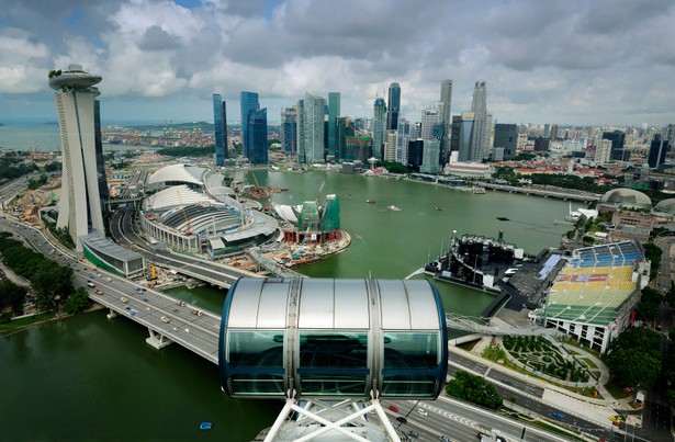 Giełdy w Azji pod wpływem decyzji banku centralnego Chin. Na zdjęciu panorama Singapuru.