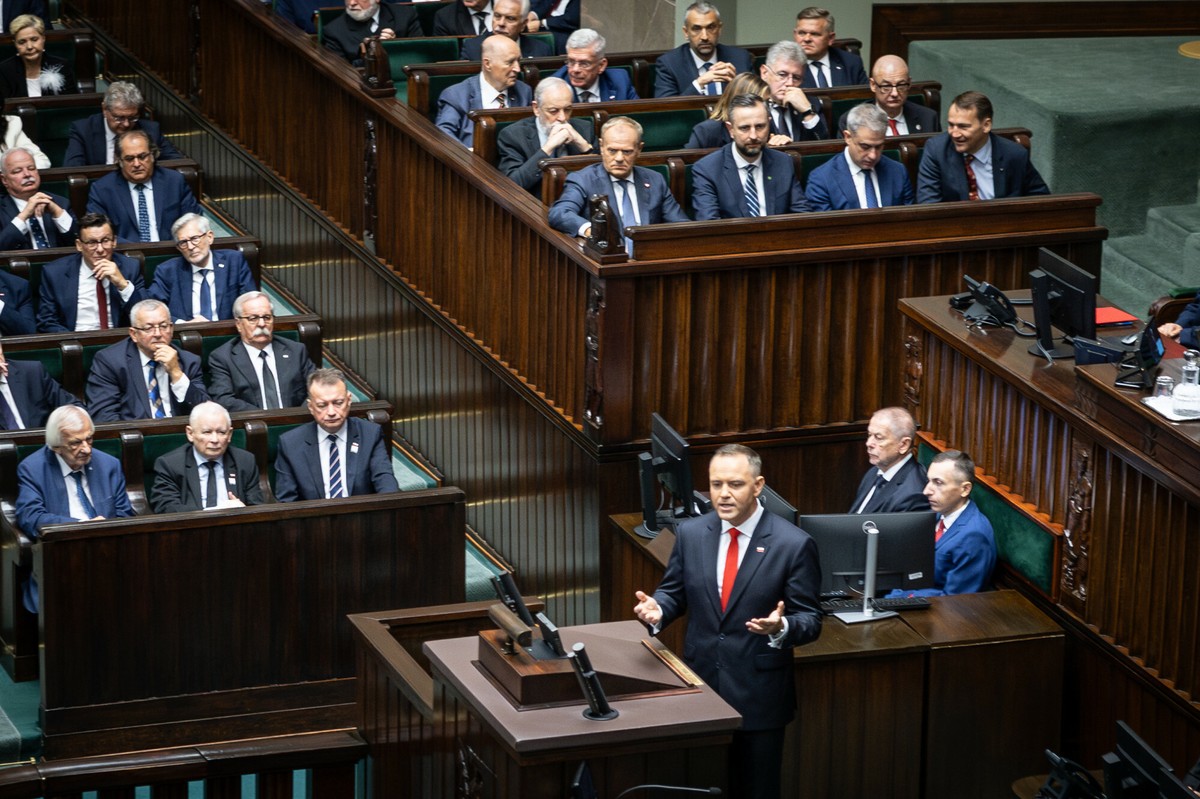 Polacy ocenili parlament i prezydenta. Dobre wieści dla Karola Nawrockiego