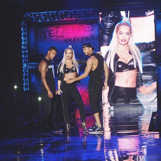 Rita Ora a Tezenis bemutatóján is megcsillogtatta előadói tehetségét