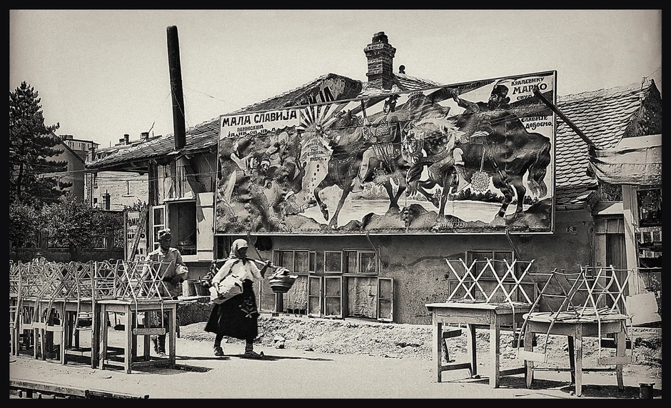 Aca Simić i Raka Ruben, Muškarac i žena sa sela prolaze pored kafane Mala Slavija, Beograd Politika