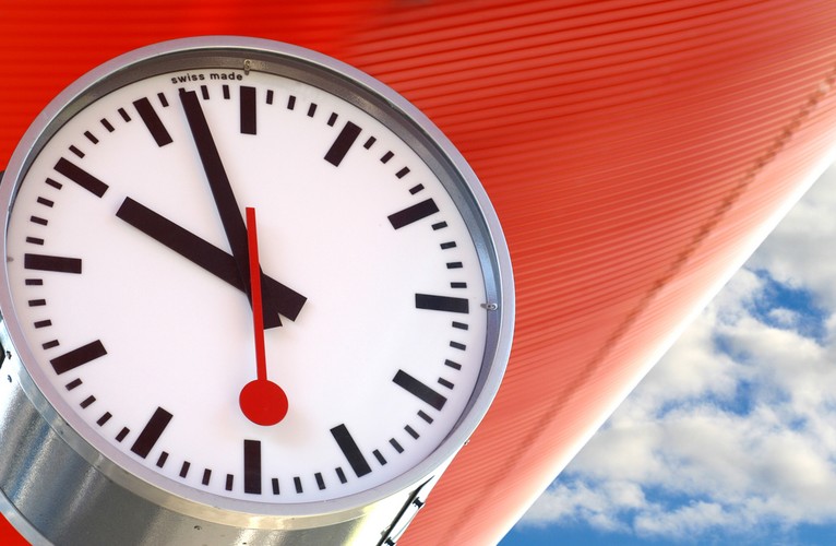 1. Wielu szefów odwleka krytykę czy feedback do momentu corocznej oceny pracownika. Takie zachowanie jest nieefektywne. Ocena roczna dotyczy w większej mierze spraw finansowych, konstruktywna krytyka zaś rozwoju osobistego. Konstruktywna krytyka wyrażana na bieżąco pozwala pracownikowi w bardziej efektywny sposób uczyć się na własnych błędach, co więcej, pozwala przywyknąć pracownikowi do konstruktywnego dialogu prowadzonego na bieżąco, a to stwarza obu stronom szansę rozwój. Warto dodać, że to samo dotyczy sytuacji, gdy szef chce pochwalić pracownika – nie warto czekać i punktować zasług pracownika z perspektywy czasu – najefektywniej jest robić to na bieżąco.