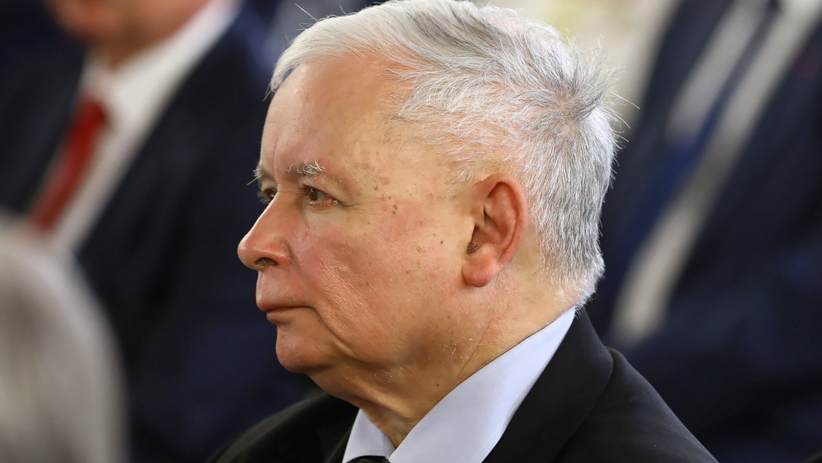 Jarosław Kaczyński ma na koncie 63 tys. złotych oszczędności. Jest także współwłaścicielem 1/3 domu o wartości 1 miliona 500 tysięcy złotych. Szef PiS ujawnił także wysokość swoich zarobków oraz fakt, że ma spory kredyt zaciągnięty w SKOK. Nawiązał też do spółki "Srebrna". Dziś na stronach Sejmu pojawiło się oświadczenie majątkowe lidera obozu rządzącego za 2018 rok.