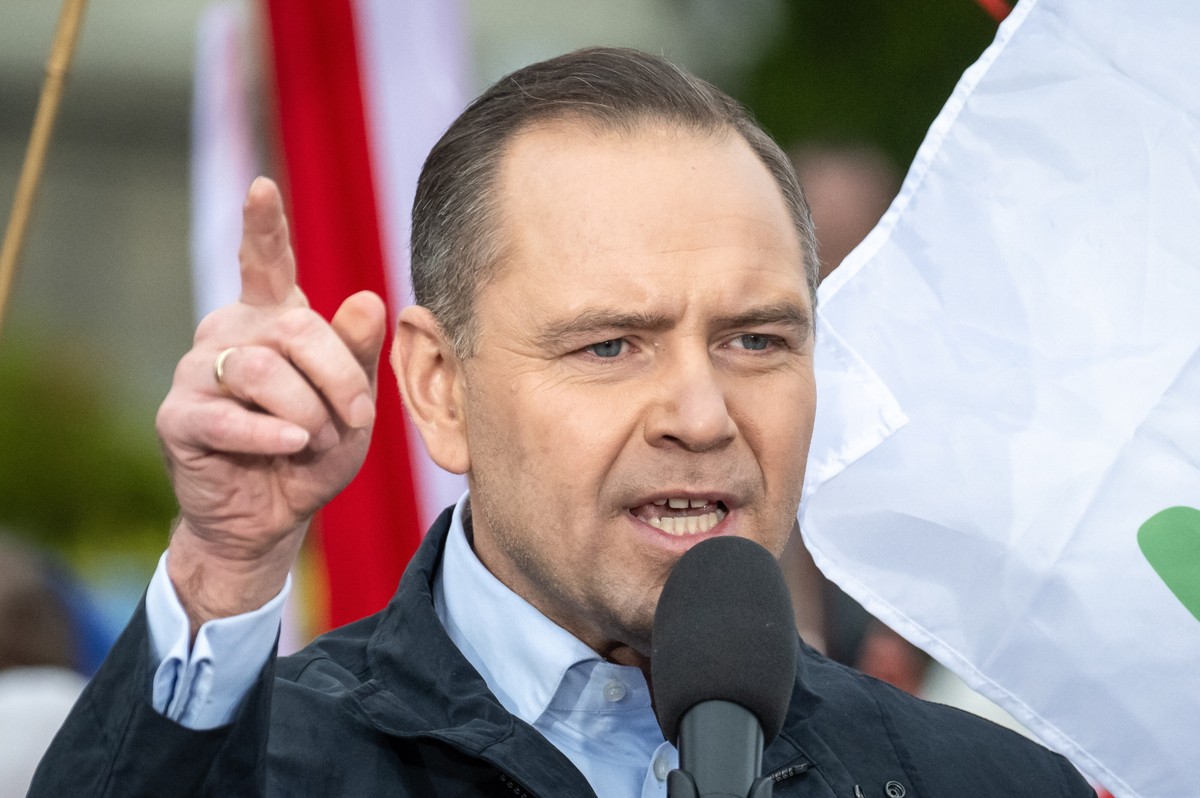 Bydgoszcz, 19.05.2025. Wybory prezydenta RP - kampania przed II turą. Kandydat Komitetu Obywatelskiego na fotel prezydenta RP, popierany przez PiS, prezes Instytutu Pamięci Narodowej Karol Nawrocki (C) podczas spotkania z mieszkańcami w Bydgoszczy, 19 bm. (ad) PAP/Tytus Żmijewski