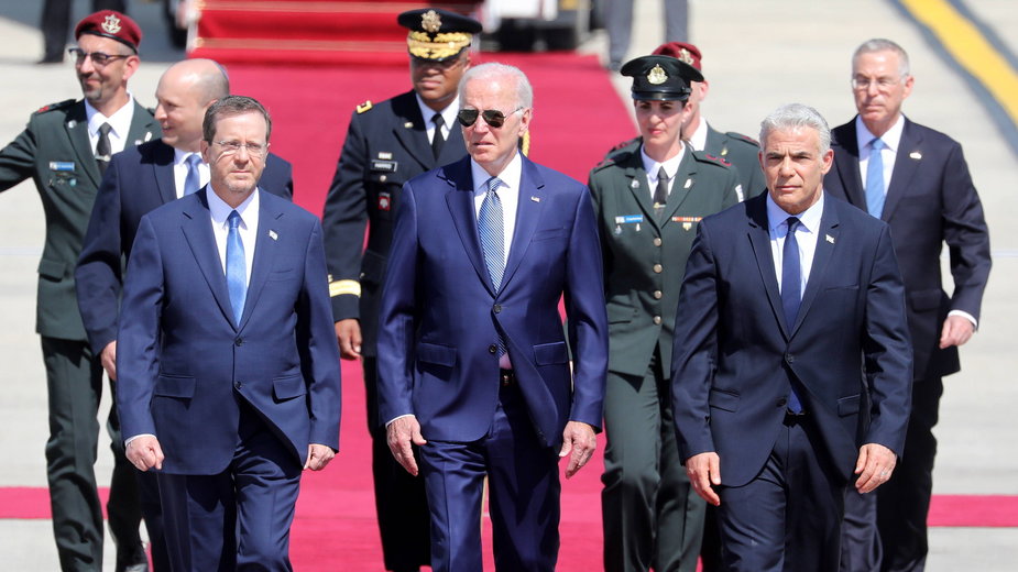 Joe Biden witany przez prezydenta Izraela Isaaca Herzoga i premiera Yaira Lapida