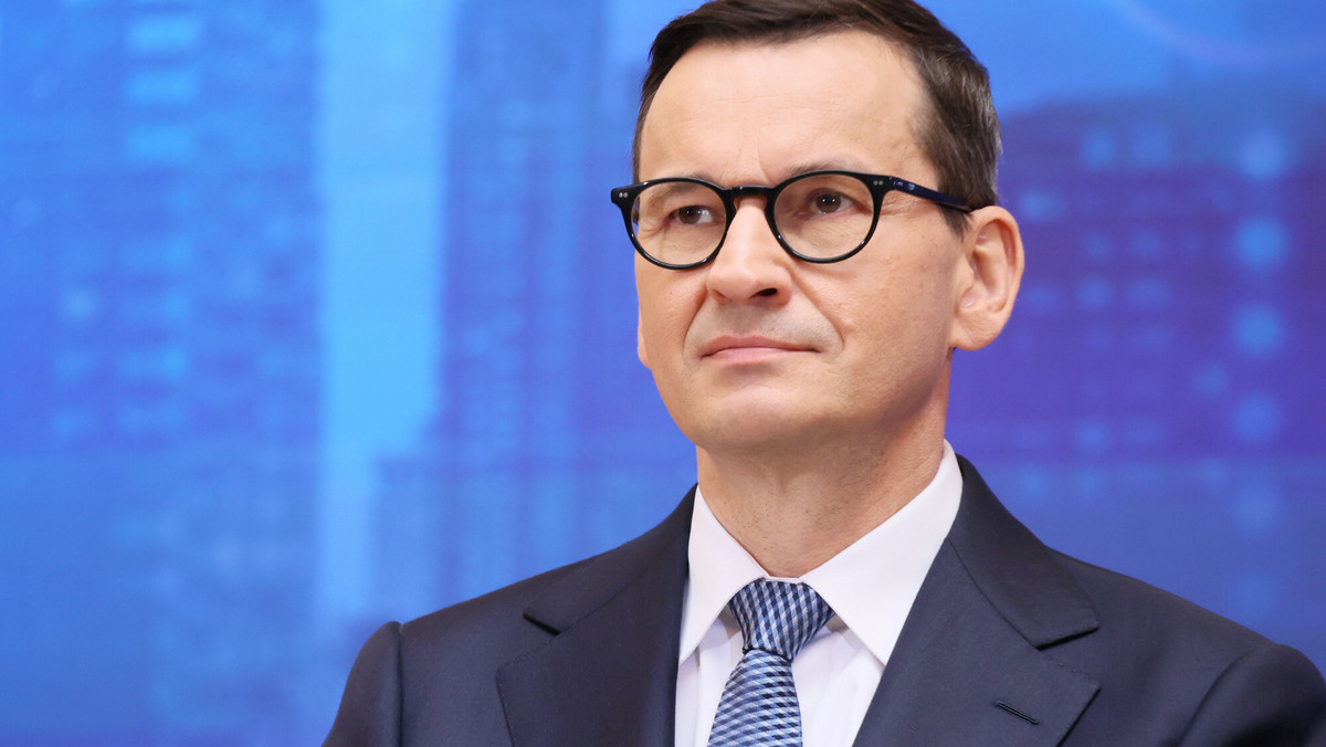 Premier Morawiecki chwali się na Facebooku, jak świętuje Dzień Matki