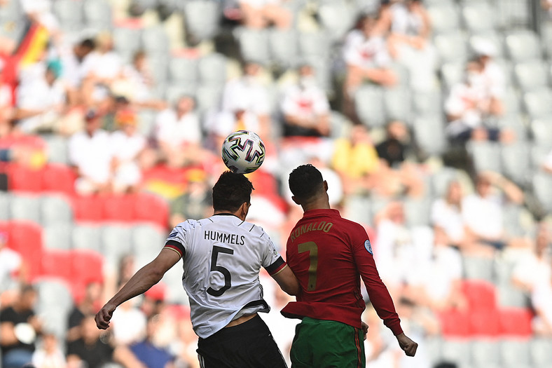 Mats Hummels (Niemcy) i Cristiano Ronaldo (Portugalia)