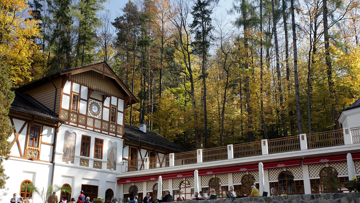 Szczawnica to miejsce z duszą. Kurort po latach zaniedbania nabiera blasku. Odnawiane intensywnie uzdrowisko przyciąga nowoczesnością, ale i dbałością o zachowanie dawnego stylu. Szczawnica znów zaczyna być modna. Znów warto jeździć "do wód".