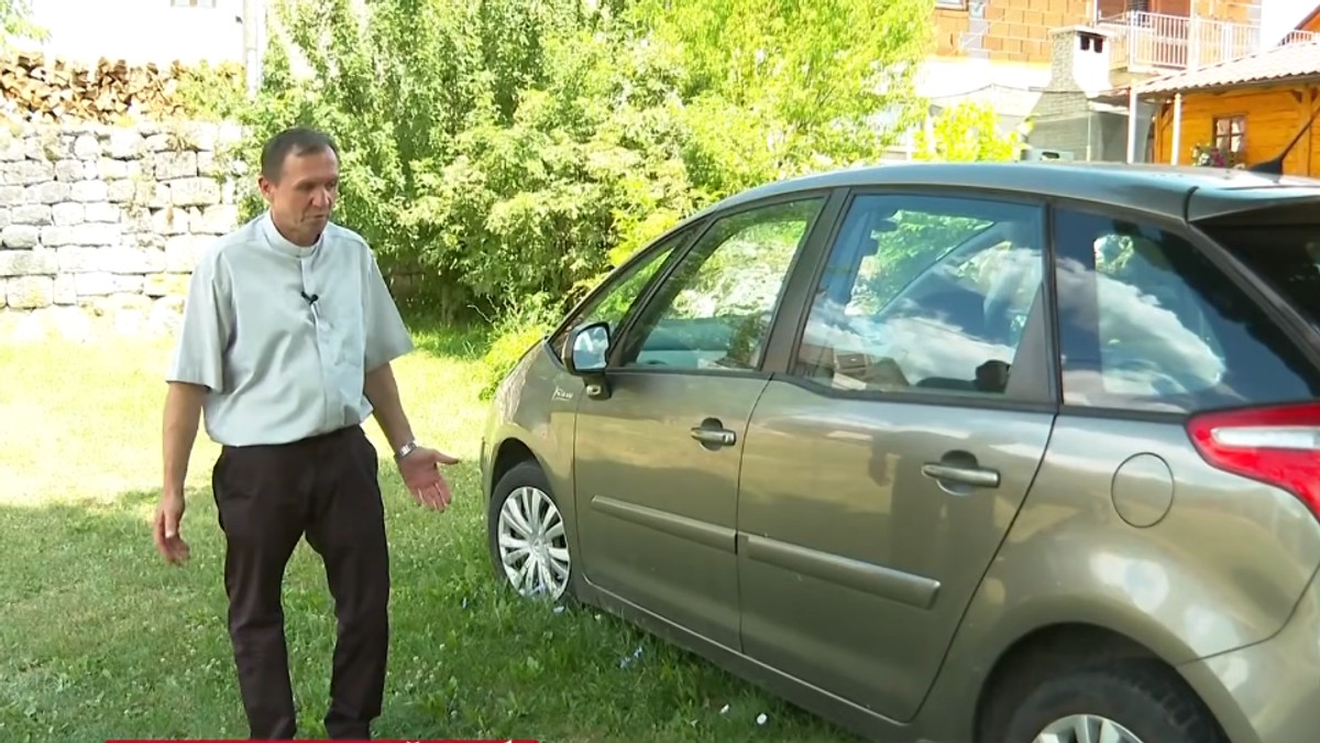 Sveštenik Pero i novi auto