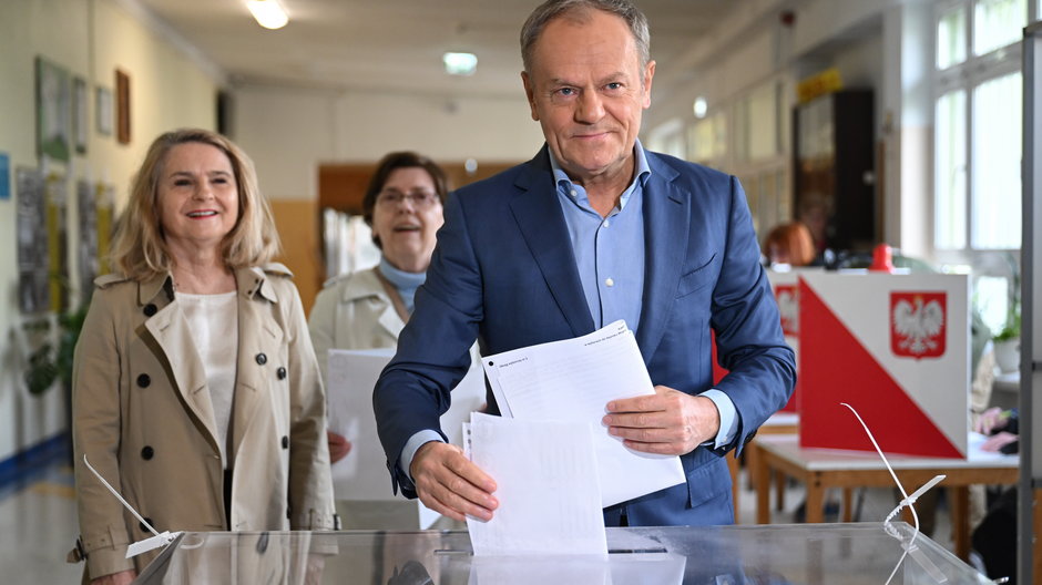 (na pierwszym planie) premier Donald Tusk głosujący w wyborach samorządowych. Sopot, 7.04.2024 r.