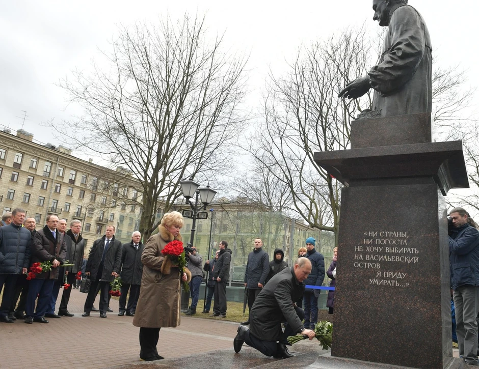 Putin polaže cveće na grob prvog gradonačelnika Sankt Peterburga Anatolija Sobčaka na godišnjicu njegove smrti 19. februara
