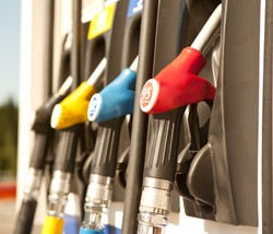 Eksperci: nie ma szans na powrót cen paliw na stacjach do poziomu 5 zł za litr