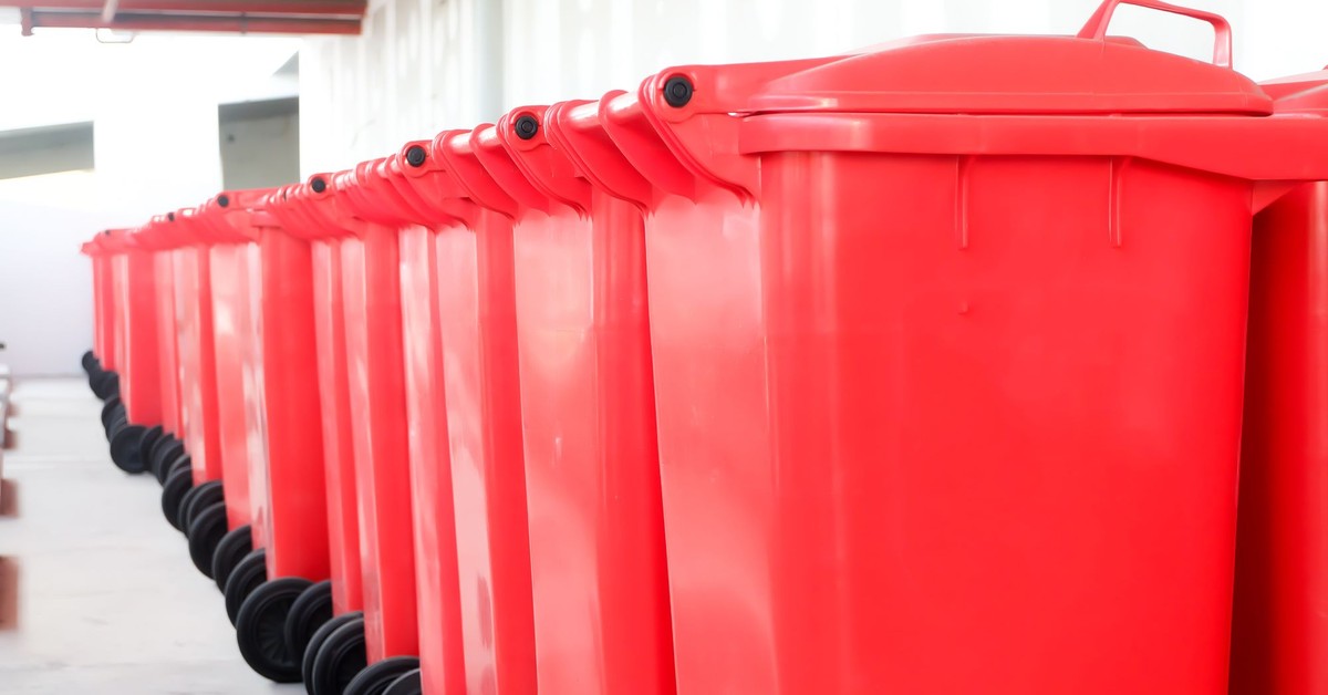 Nowe kontenery na tekstylia. Nie trzeba już będzie jeździć do PSZOK, by oddać zniszczone ubrania?