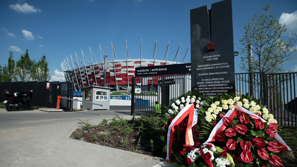 W sobotę, przy Stadionie Narodowym w Warszawie, odsłonięto uroczyście pomnik Ryszarda Siwca, który w 1968 r. w proteście przeciw agresji wojsk Układu Warszawskiego na Czechosłowację dokonał aktu samospalenia w czasie Centralnych Dożynek na Stadionie Dziesięciolecia.