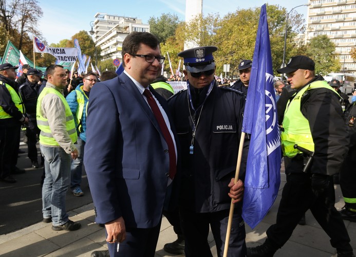 ider partii Stonoga Partia Polska - Zbigniew Stonoga (L) podczas pikiety związków zawodowych funkcjonariuszy i pracowników służb mundurowych przed Sejmem w Warszawie