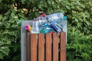 Plastik jednym z największych problemów środowiska. Trend tygodnia, cykl Forbesa