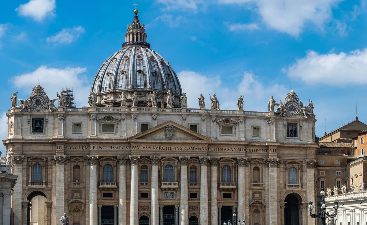 Pogrzeb papieża - transmisja online na żywo. Gdzie oglądać 26 kwietnia 2025? O której pogrzeb papieża Franciszka w sobotę?