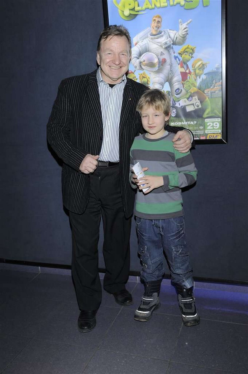 Maciej Orłoś przyszedł na premierę filmu "Planeta 51" w towarzystwie syna. Pociecha dziennikarza "Teleexpressu" w kinie Cinema City Sadyba na szczęście nie czuł się osamotniony. Nowy film twórców "Shreka" oglądały też inne dzieci gwiazd