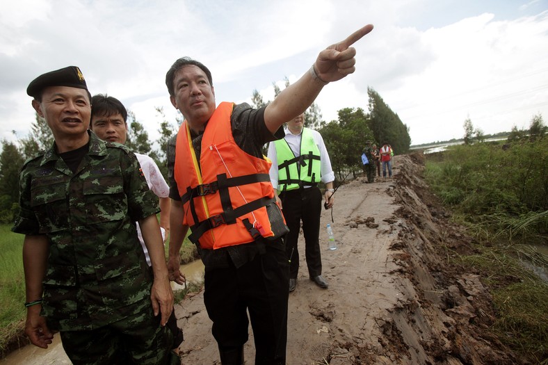 Kittiratt Na-Ranong, tajlandzki minister handlu, na wale przeciwpowodziowym, fot. Dario Pignatelli/Bloomberg