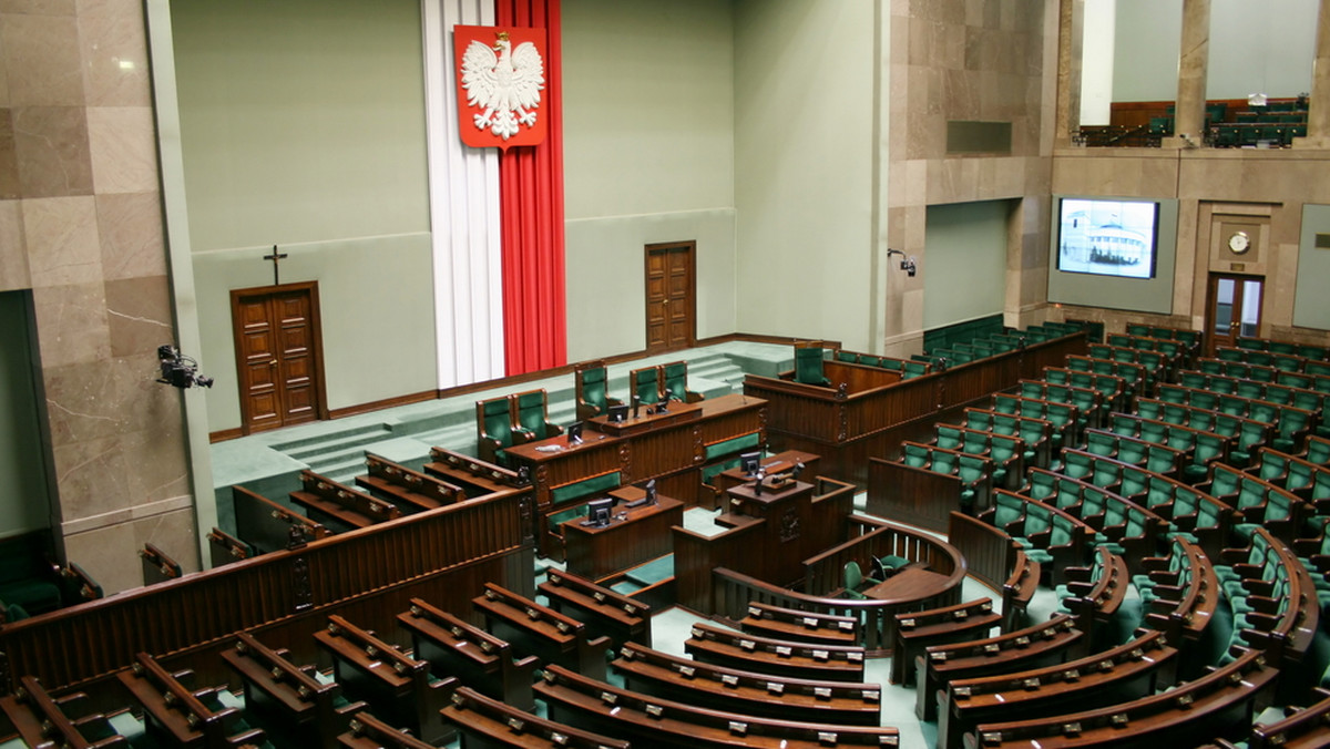 Marszałek Sejmu złożył wniosek o wyłączenie trzech sędziów TK: Andrzeja Rzeplińskiego, Stanisława Biernata i Piotra Tulei od orzekania w sprawie zgodności z konstytucją ustawy z dnia 25 czerwca 2015 r. o Trybunale Konstytucyjnym - poinformował poseł PiS Marek Ast.