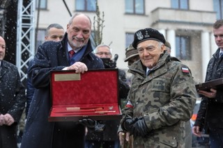 Żołnierze WOT dostali karabinki. Macierewicz: Największe zamówienie od wielu lat