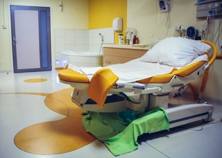 Spada liczba porodów, rośnie liczba zamkniętych oddziałów. Kobiety ratują się wynajmem mieszkań
