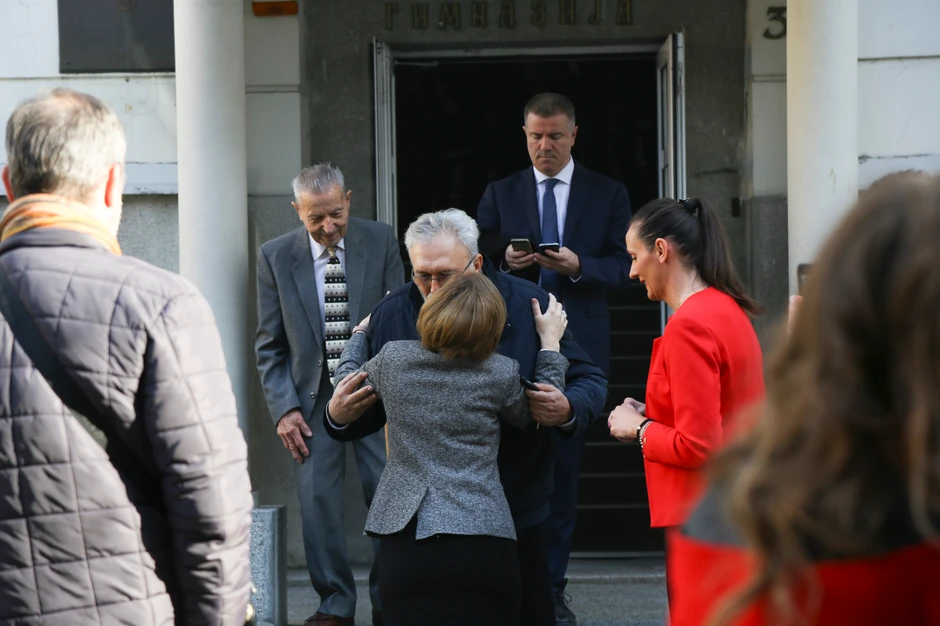 Jelena Mekvilijams ispred Matematičke gimnazije