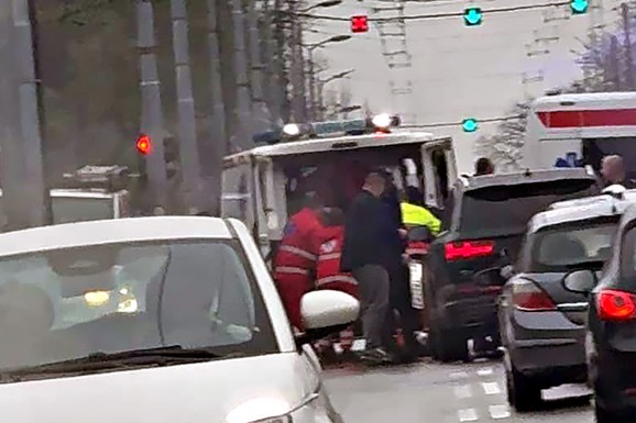 AUTOMOBIL UDARIO MUŠKARCA Teška nesreća na Dedinju, Hitna pomoć i policija na licu mesta (FOTO/VIDEO)