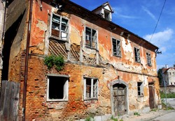 Zjawiskowy pałacyk popada w ruinę. Na kontynencie zostały jedynie trzy takie budynki [WIDEO]