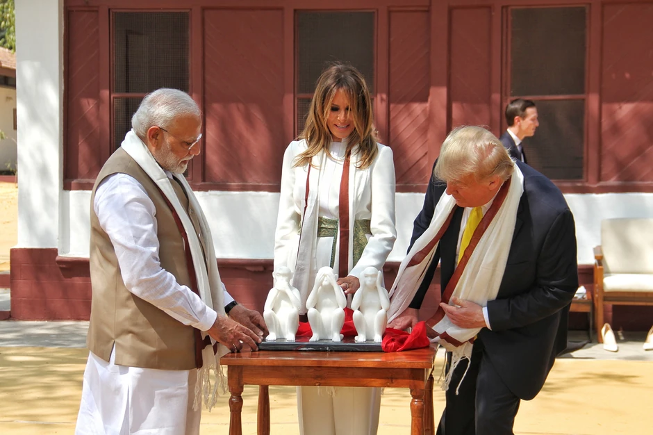 Modi Trampu poklonio skulpturu tri majmuna