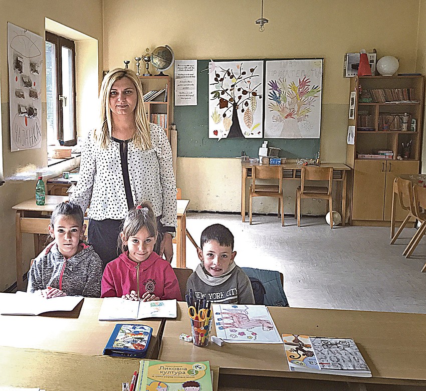 Nevena i Jelena Žunić i Jugoslav Remović sa učiteljicom Ivanom Grdeljević