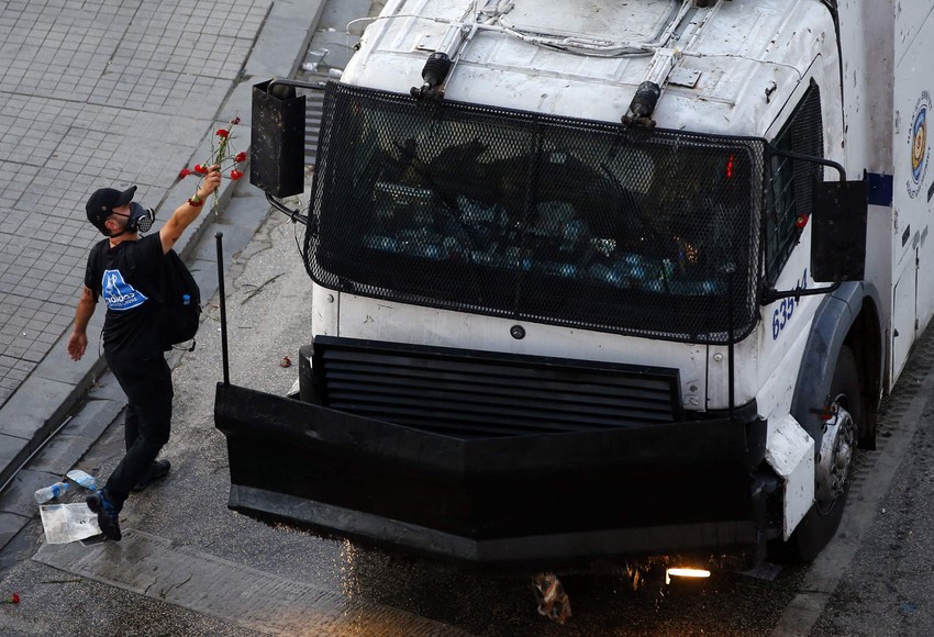 U protestima je tada, kako se izveštava, najmanje četvoro poginulo, a stotine povređeno, podsetio je AFP.