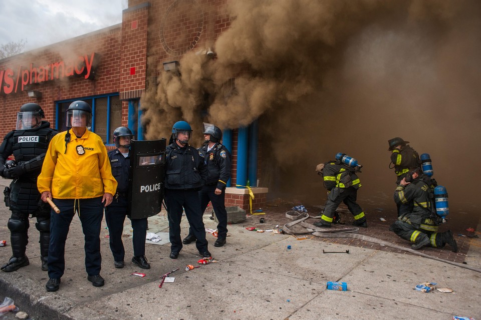 Starcia w Baltimore. Władze wprowadzają godzinę policyjną i stan wyjątkowy