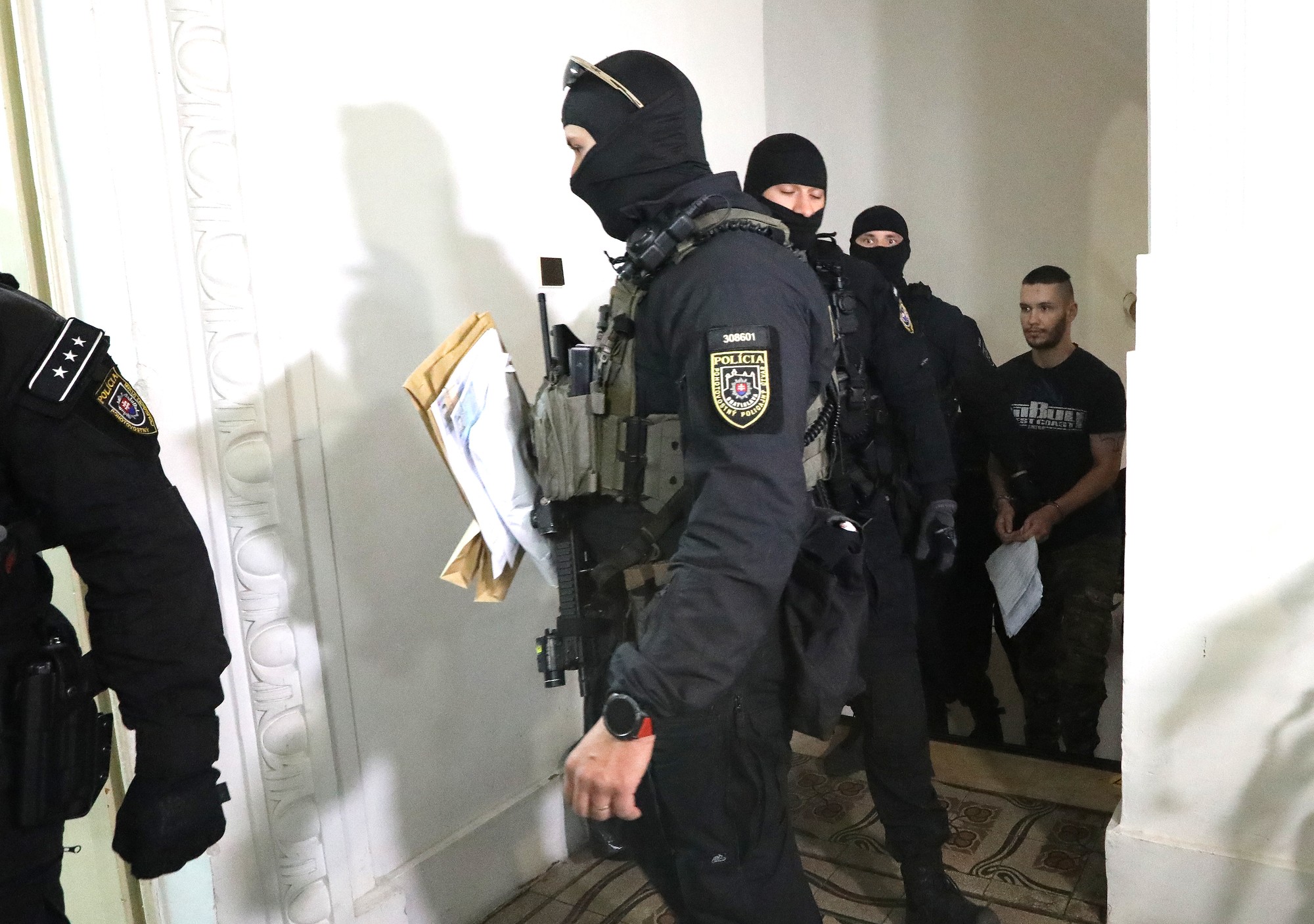 Výsluch obvinených v súvislosti s podozrením z činnosti neonacistickej skupiny pôsobiacej v Bratislave.